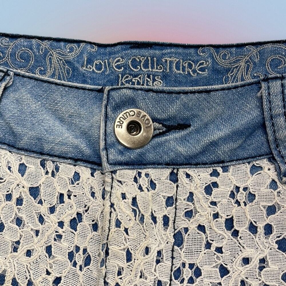 LOVE CULTURE Women’s Large Lace Blue Jean Cutoff Shorts - Picture 2 of 3